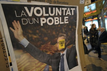 Cartel electoral de Mas con una pegatina de ‘Catalonia is not CiU’. (Lluis GENE/AFP PHOTO)