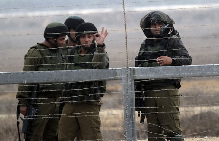 Soldados israelíes junto a la valla rodea la Franja de Gaza. (Said KHATIB/AFP PHOTO)
