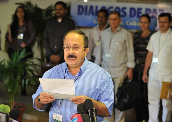 ‘Andrés París’ lee la declaración de las FARC. (Adalberto ROQUE/AFP)