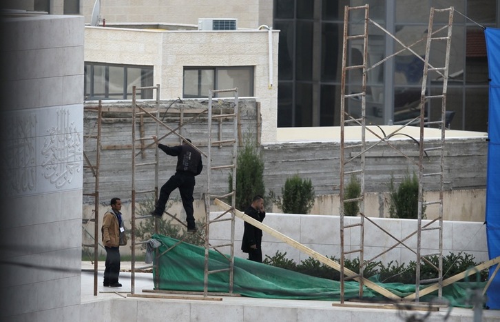 Trabajadores palestinos cubre con un plástico el mausoleo de Arafat, en Ramallah. (Abbas MOMANI/AFP) 