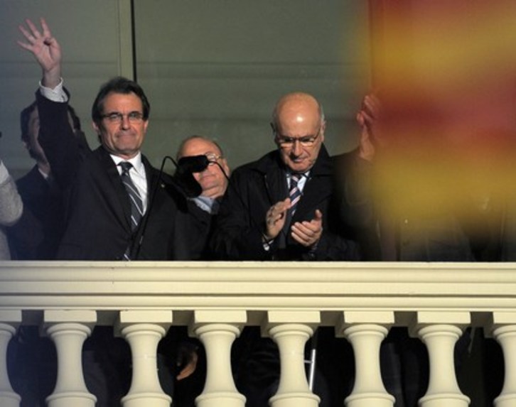 Mas saluda a sus seguidores acompañado por Duran i LLeida. (Lluis GENE/AFP)