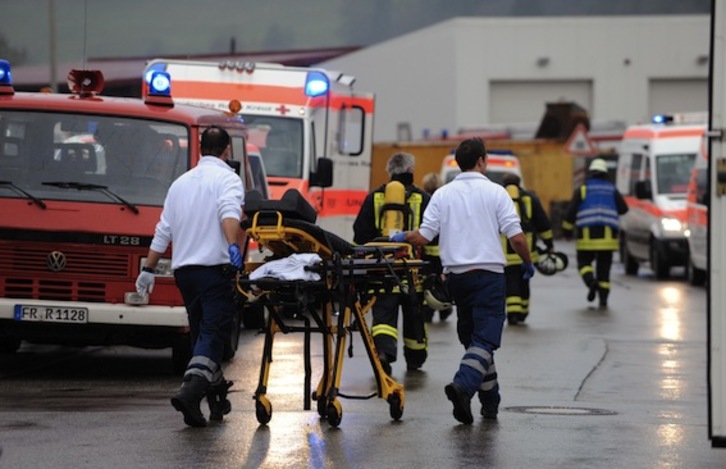 Los bomberos han podido rescatar a varios discapacitados y trabajadores del taller. (Patrick SEEGER/AFP)