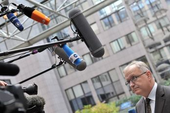 Olli Rehn, antes de iniciar la reunión del Eurogrupo. (Georges GOBET/AFP)