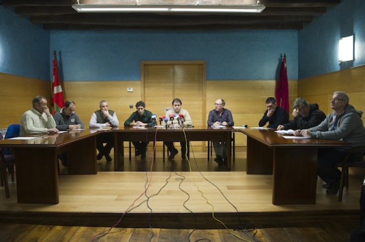 Pleno del Ayuntamiento de Araia que se ha celebrado en repulsa por el asesinato de Tere Egurrola. (Juanan RUIZ/ARGAZKI PRESS)