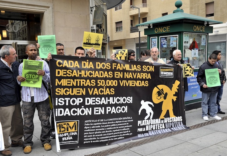 Protesta ciudadana en Iruñea contra los desahucios (abril de este año). Idoia ZABALETA / ARGAZKI PRESS