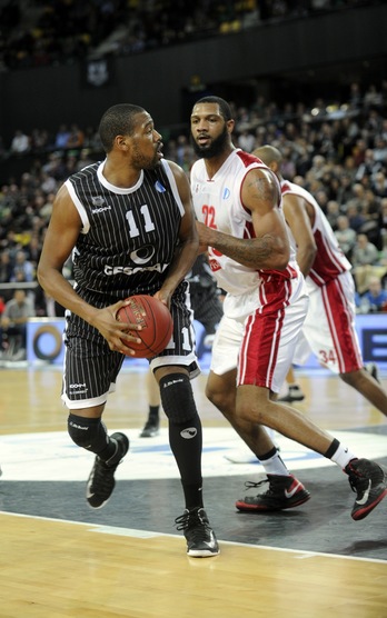 Un jugador del Gescrap se dispone a tirar a canasta en el partido de hoy. (Marisol RAMIREZ/ARGAZKI PRESS)