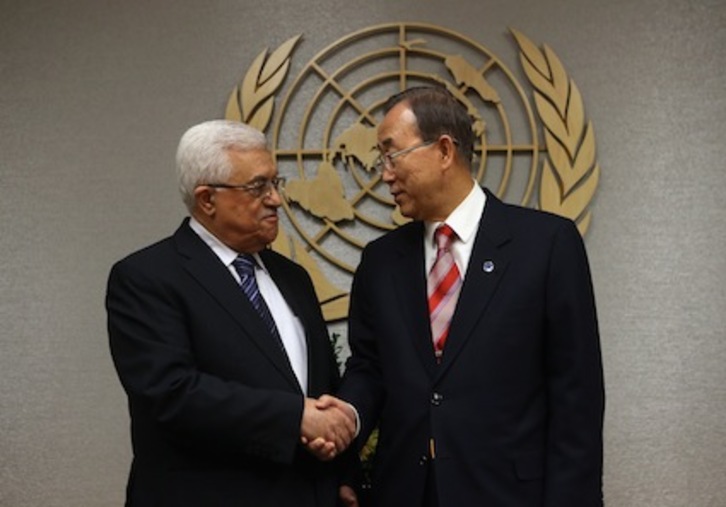El presidente palestino, Mahmud Abbas, saluda al secretario general de la ONU, Ban Ki Moon, en Nueva York. (John MOORE/AFP)