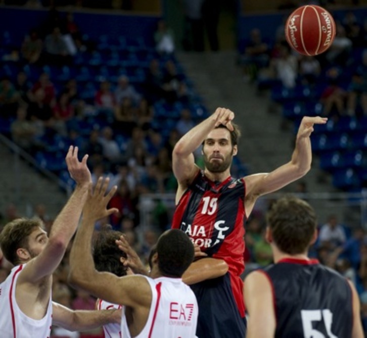 Partido entre el Armani y el Baskonia correspondiente al Torneo Diputación de Araba. (Raúl BOGAJO/ARGAZKI PRESS)