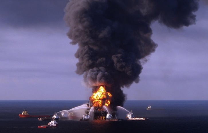Plataforma petrolera de BP, que derramó toneladas de crudo al Golfo de México. (HO/AFP PHOTO)