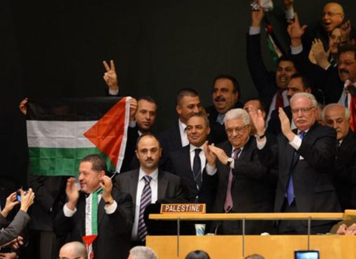 La embajada palestina en la Asamblea de la ONU celebra los resultados de la votación. (Stan HONDA/AFP)