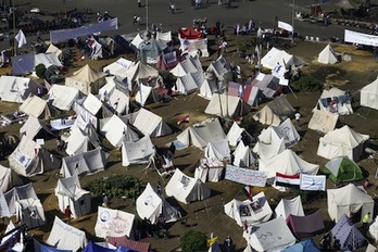Egipto aprueba la Carta Magna mientras continúa la acampada de protesta en la Plaza Tahrir de El Cairo. (Mahmoud KHALED/AFP)