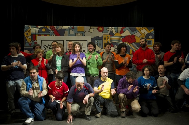 Korrikaren kanta, bideoklipa, arropa eta material osagarriaren aurkezpenean parte hartu dutenak, familia argazkian. (Andoni CANELLADA/ARGAZKI PRESS)