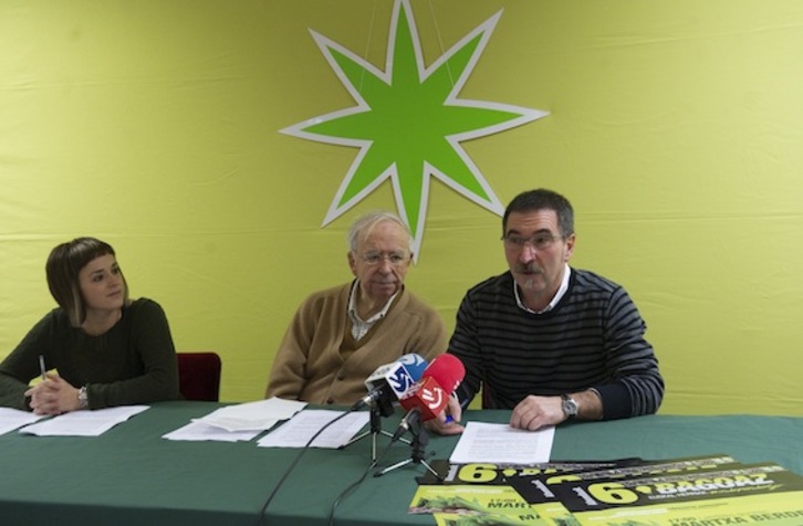 La rueda de prensa que la red Independentistak ha ofrecido en Donostia, con Txutxi Ariznabarreta, Ramon Labaien y Esti Mujika. (Andoni Canellada/argazki press)