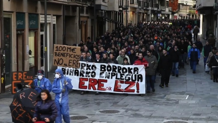 Manifestación de los trabajadores de la CAF en protesta del ERE de suspensión. (Gotzon ARANBURU)