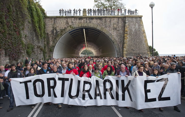 Manifestación contra la tortura celebrada en 2010 en Donostia. (Jon URBE / ARGAZKI PRESS)