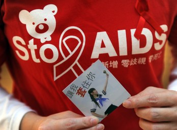 Camiseta contra el sida en Taiwan. (SAM YEH / AFP)