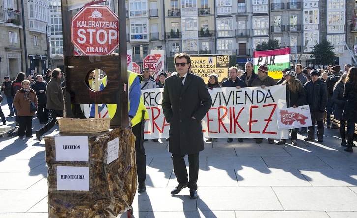 Manifestación en Gasteiz para exigir la paralización de los desahucios. Raul BOGAJO / ARGAZKI PRESS