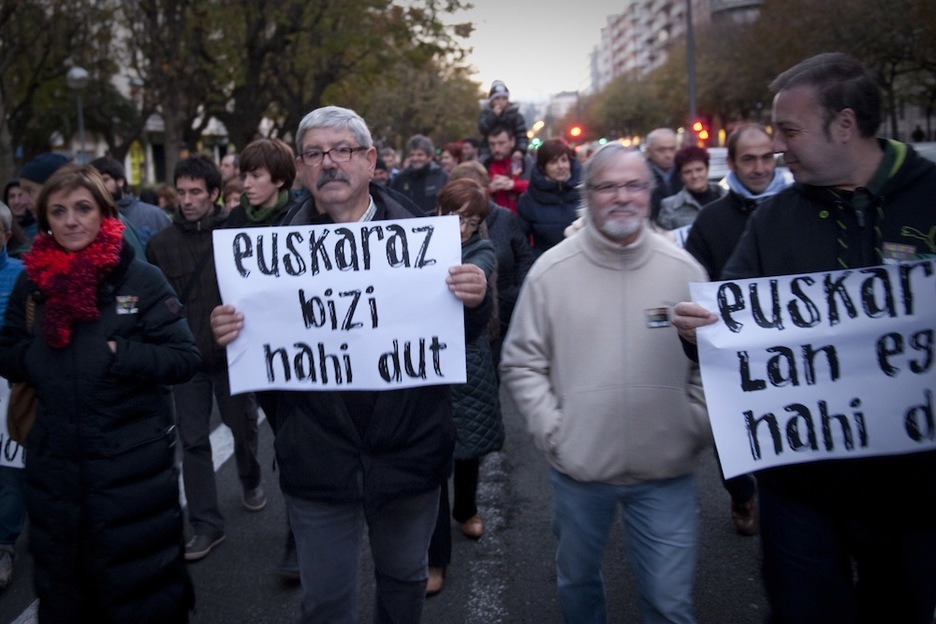 Manifestari askok euskaraz bizitzeko nahia adierazteko afitxak eraman dituzte eskuan. Gari GARAIALDE / ARGAZKI PRESS Manifestari askok euskaraz bizitzeko nahia adierazteko afitxak eraman dituzte eskuan. Gari GARAIALDE / ARGAZKI PRESS