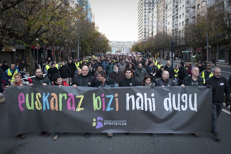 Manifestazioaren buruan euskalgintza eremuko ordezkariak joan dira. Gari GARAIALDE / ARGAZKI PRESS Manifestazioaren buruan euskalgintza eremuko ordezkariak joan dira. Gari GARAIALDE / ARGAZKI PRESS