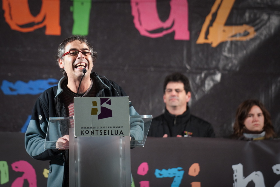 Kontzeiluko idazkari nagusiak, Paul Bilbaok, egin du hitz hartze nagusia manifestazioaren amaieran, «euskaraz bizi nahi dugunon garaia da», esan du. Gari GARAIALDE / ARGAZKI PRESS Kontzeiluko idazkari nagusiak, Paul Bilbaok, egin du hitz hartze nagusia manifestazioaren amaieran, «euskaraz bizi nahi dugunon garaia da», esan du. Gari GARAIALDE / ARGAZKI PRESS