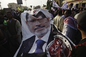 Miles de manfiestantes han salido hoy a la calle para apoyar al presidente Morsi. Gianluigi GUERCIA / AFP