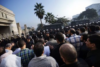 Seguidores de Mursi protestan frente a la Corte Constitucional. (Gianluigi GUERCIA / AFP)