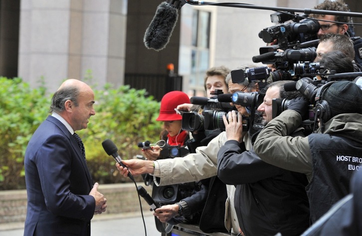 El ministro español de Economía, Luis de Guindos, a su llegada a la reunión de titulares de finanzas de la eurozona, el 26 de noviembre. (Georges GOBET/AFP)