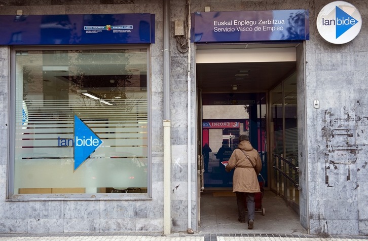 Una persona entra en una oficina de Lanbide en Lasarte. (Juan Carlos RUIZ/ARGAZKI PRESS)