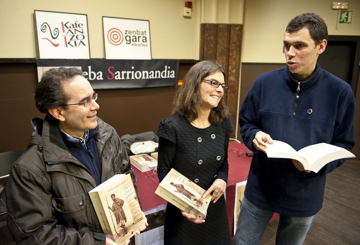 Ainhoa Larrañaga, Josu Bijuesca y Javier Rodríguez Hidalgo, en la presentación del libro. (Jon HERNÁEZ/ARGAZKI PRESS)