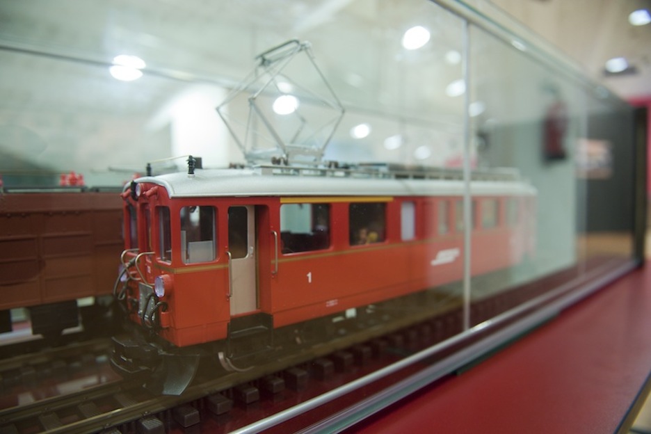 Irudiez gain, erakusketa beste hainbat elementuk osatzen dute, trenetako maketek, esaterako. (Gari GARAIALDE/ARGAZKI PRESS) Irudiez gain, erakusketa beste hainbat elementuk osatzen dute, trenetako maketek, esaterako. (Gari GARAIALDE/ARGAZKI PRESS)