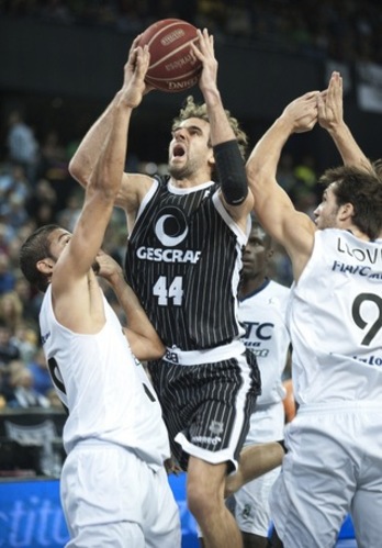 Un jugador del Gescrap inteta lanzar a canasta en el partido que enfrentó al equipo bilbaíno al Juventud. (Jon HERNAEZ/ARGAZKI PRESS)