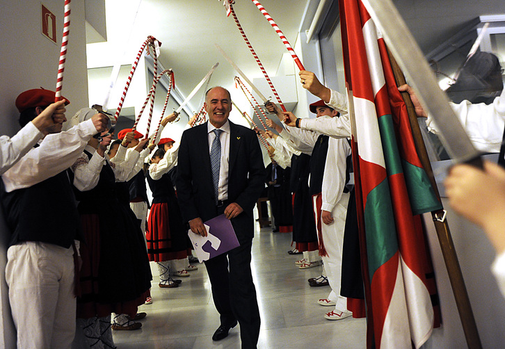 Los compañeros de su grupo de danza hacen arco a Goirizelaia tras ser reelegido. (Marisol RAMÍREZ/ARGAZKI PRESS)