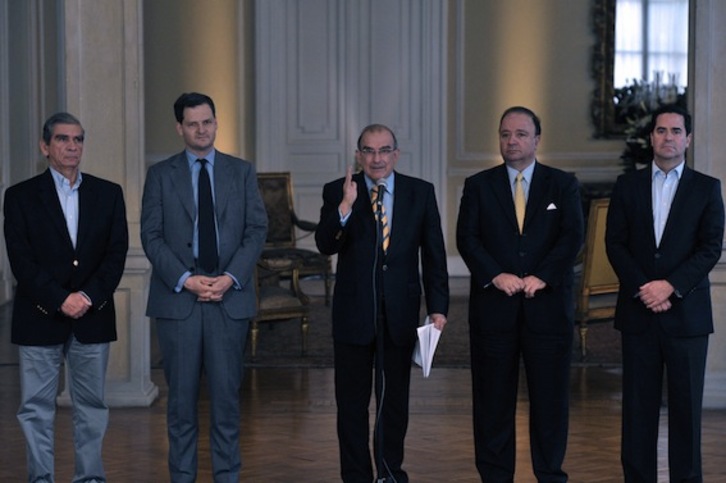 Miembros de la comisión del Gobierno colombiano, antes de partir hacia La Habana. (HO/AFP)