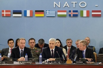 El embajador serbio, primero por la izquierda, en la sede de la OTAN el pasado día 14. (AFP)