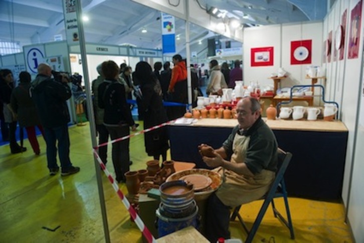 Artisau azoka igandera arte egongo da zabalik. (Luis JAUREGIALTZO/ARGAZKI PRESS)