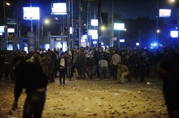 Enfrentamientos entre seguidores y opositores de Mohamed Morsi en las inmediaciones del palacio presidencial. (Gianluigi GUERCIA/AFP) 