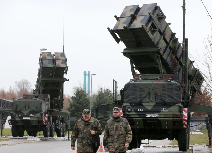 Soldados alemanes junto a lanzaderas de misiles Patriot en Bad Suelze, en el norte de Alemania. (Bernd WUSTNECK/AFP)