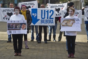 Madres de presos han intrepretado el flashmob en Iruñea. (Lander FDEZ.ARROYABE/ARGAZKI PRESS)