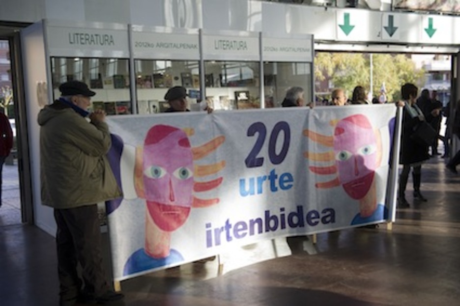 EHUtik duela hogei urte kaleratutako irakasleek ez dute urteroko hitzordua galdu. (Juanan RUIZ/ARGAZKI PRESS) EHUtik duela hogei urte kaleratutako irakasleek ez dute urteroko hitzordua galdu. (Juanan RUIZ/ARGAZKI PRESS)