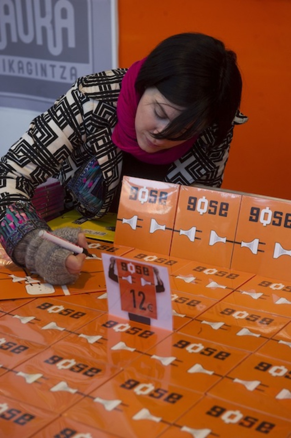Ines Osinaga, Goseko kantari eta trikiti jotzailea, diskoak sinatzen. (Luis JAUREGIALTZO/ARGAZKI PRESS) Ines Osinaga, Goseko kantari eta trikiti jotzailea, diskoak sinatzen. (Luis JAUREGIALTZO/ARGAZKI PRESS)