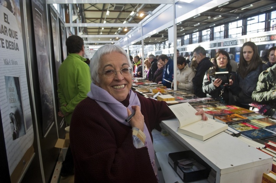 Toti Martinez de Lezea, liburuak sinatzen. (Luis JAUREGIALTZO/ARGAZKI PRESS) Toti Martinez de Lezea, liburuak sinatzen. (Luis JAUREGIALTZO/ARGAZKI PRESS)