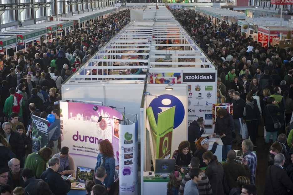 Jende uholdea Azokako kaleetan. (Luis JAUREGIALTZO/ARGAZKI PRESS) Jende uholdea Azokako kaleetan. (Luis JAUREGIALTZO/ARGAZKI PRESS)