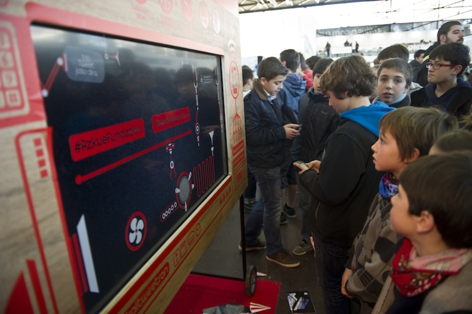 Gazteak, Azkue Fundazioko teknologia ekoizpenekin jolasean. (Juanan RUIZ/ARGAZKI PRESS) Gazteak, Azkue Fundazioko teknologia ekoizpenekin jolasean. (Juanan RUIZ/ARGAZKI PRESS)