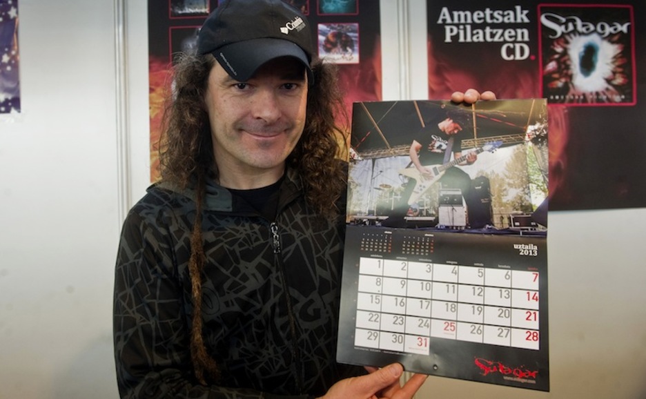 Xabi Bastida, Su Ta Gar-en egutegiarekin. (Luis JAUREGIALTZO/ARGAZKI PRESS) Xabi Bastida, Su Ta Gar-en egutegiarekin. (Luis JAUREGIALTZO/ARGAZKI PRESS)