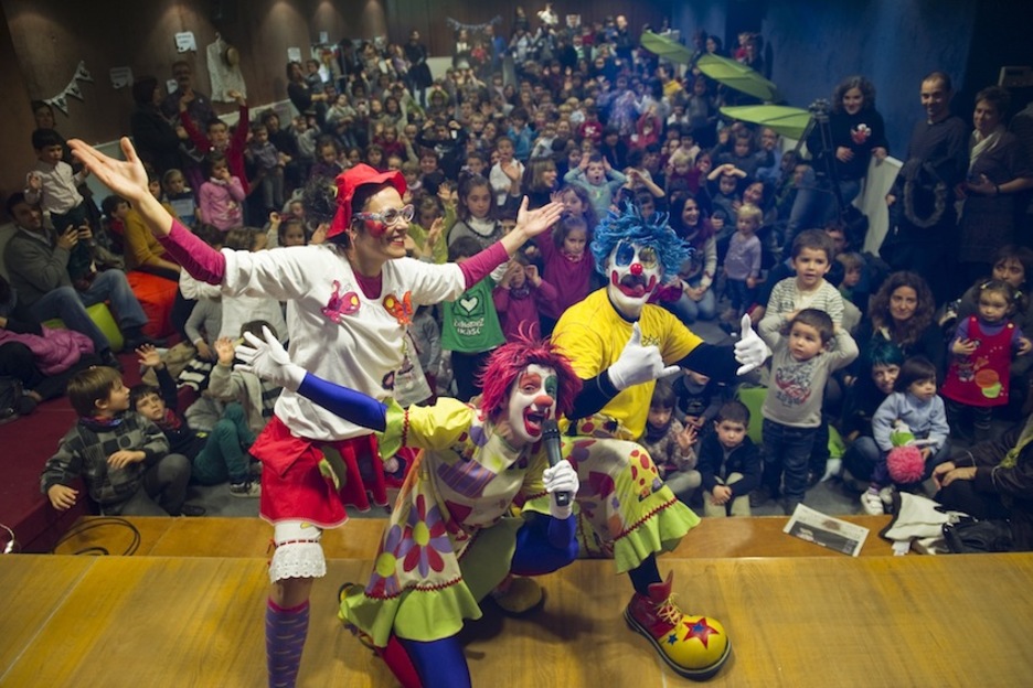 Pirritx, Porrotx eta Marimotots Saguganbaran izan dira. (Juanan RUIZ/ARGAZKI PRESS) Pirritx, Porrotx eta Marimotots Saguganbaran izan dira. (Juanan RUIZ/ARGAZKI PRESS)