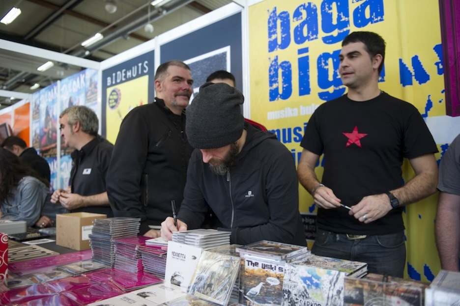 Vendettako kideak, diskoak sinatzen. (Juanan RUIZ/ARGAZKI PRESS) Vendettako kideak, diskoak sinatzen. (Juanan RUIZ/ARGAZKI PRESS)