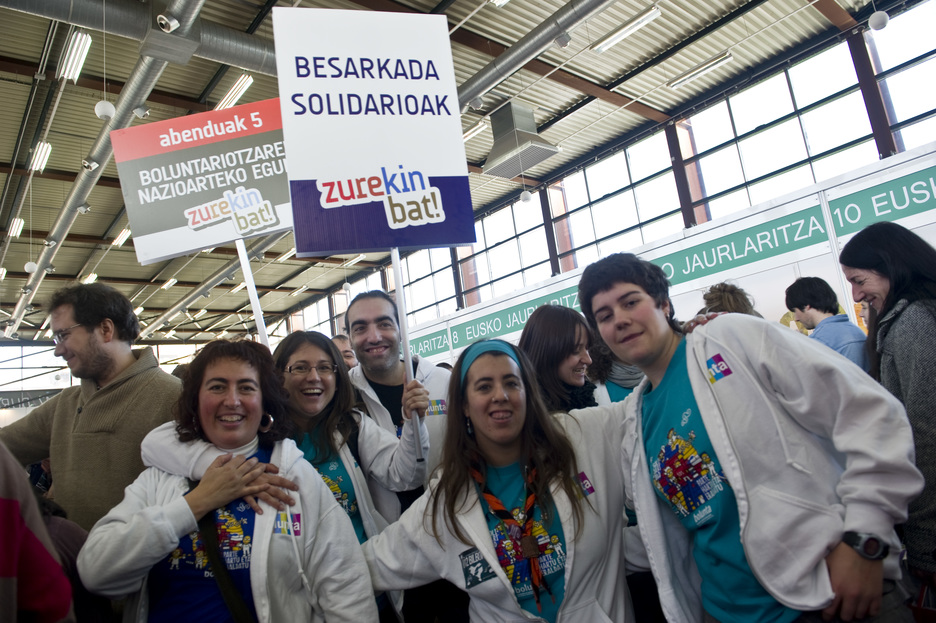 Besarkada solidarioak ere eskatu dituzte Durangon. (Juanan RUIZ/ARGAZKI PRESS) Besarkada solidarioak ere eskatu dituzte Durangon. (Juanan RUIZ/ARGAZKI PRESS)