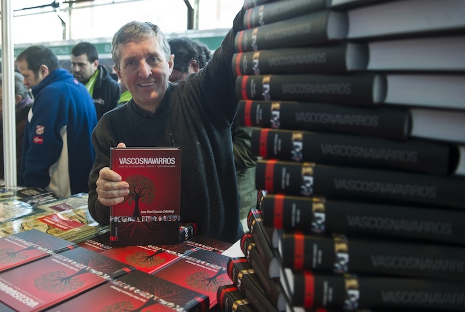 Javier Esparza, ‘Vascos Navarros’ liburuarekin. (Luis JAUREGIALTZO/ARGAZKI PRESS) Javier Esparza, ‘Vascos Navarros’ liburuarekin. (Luis JAUREGIALTZO/ARGAZKI PRESS)