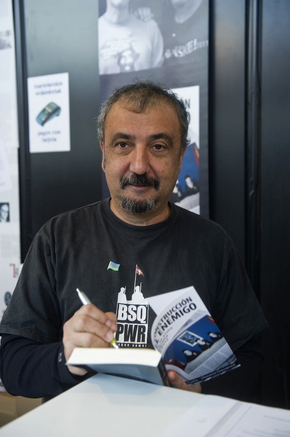 Iñaki Egaña historialaria ere Durangon izan da liburuak sinatzen. (Luis JAUREGIALTZO/ARGAZKI PRESS) Iñaki Egaña historialaria ere Durangon izan da liburuak sinatzen. (Luis JAUREGIALTZO/ARGAZKI PRESS)