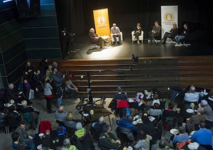 Gran expectación en la entrevista y posterior mesa redonda con los periodistas. (Luis JAUREGIALTZO/ARGAZKI PRESS)